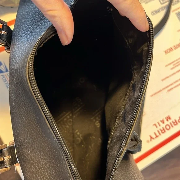 Jones New York black small bag it’s got three pockets new - Picture 4 of 4